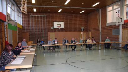 Bild: wro
Als Sitzungsort diente die Schulturnhalle. Wegen der Ansteckungsgefahr war dort man auf Sicherheit bedacht.