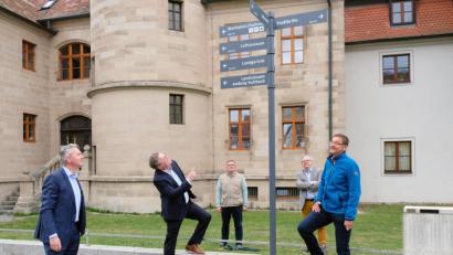 Bild: Susanne Schwab
Baureferent Markus Kühne, Oberbürgermeister Michael Cerny, Tiefbauamtsleiter Norbert Füger, Kultur- und Tourismusreferent Fabian Kern und Kulturamtsleiter Reiner Volkert (von links) an einem der neu installierten Wegweiser des neuen Fußgängerleitsystems am Schlossgraben.