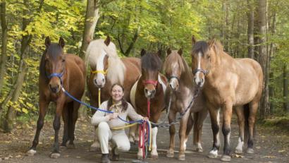 Bild: exb
Katja Süß und ihre Vierbeiner haben in Coronazeiten wenig zu tun. Die Pferdetherapeutin bangt um ihren Betrieb.