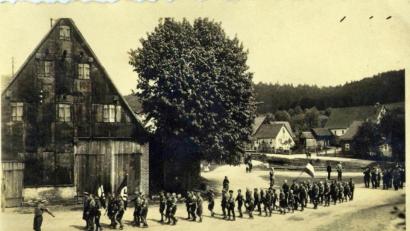 Repro: ds
Diese Scheune der Familie Morner ging bei dem Beschuss durch die Amerikaner in Flammen auf. Das Anwesen Späth (rechts hinten) bekam einen Treffer ab, der ein großes Loch in die Hauswand riss.