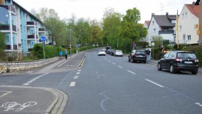 Bild: gsp
Die Dr.-Filchner-Straße soll auf beiden Straßenseiten einen Radfahrer-Schutzstreifen erhalten. Dafür fällt der Radweg (links) weg, kommen die Parkplätze auf die linke Straßenseite.