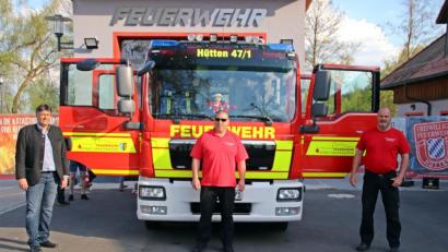 Bild: jma
Bürgermeister Edgar Knobloch, Kommandant Mario Schneider und Vorsitzender Holger Cibis vor dem neuen Stolz der Feuerwehr Hütten