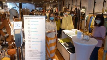 Bild: Portner
Auch das Team von Mode-Mehler in Oberviechtach trägt Maske. Die Kunden müssen ihre Hände desinfizieren und eine Einlass-Marke ziehen.