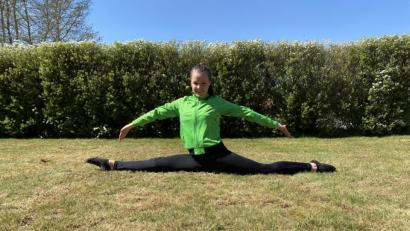 Bild: weu
Auch Anna Last, eines der fünf Tanzmariechen, versucht das Training im Wohnzimmer oder Garten zu gestalten, ohne Kontakt zu den anderen aufzunehmen.