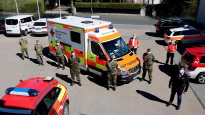 Bild: Stefan Malzer, Landratsamt Tirschenreuth/exb
Ankunft der Bundeswehr-Sanitäter im BRK-Zentrum an der Egerstraße in Tirschenreuth: Alle verfügen über die notwendige rettungsdienstliche Qualifikation und stellen eine große Entlastung für den Rettungsdienst dar. BRK-Kreisgeschäftsführer Holger Schedl (rechts) begrüßte die Abordnung der Bundeswehr.