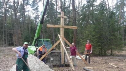Bild: rn
Eine der letzten Arbeiten des Maschinenrings ist die Montage des Friedhofskreuzes.