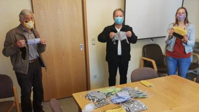 Bild: ld
Dankbar zeigten sich Bürgermeister Ludwig König und sein Nachfolger Bernhard Schindler für das Engagement von sieben Frauen, die für die Brander Schutzmasken nähen. Die Organisation liegt in den Händen von Maria Schindler.