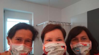 Bild: exb
Die Frauenarztpraxis von Barbara Kindl und Birgit Mislik (links) in Vohenstrauß ist nun mit Mund-Nasen-Masken gut versorgt. Ärztinnen und Personal freuen sich über die Aktion von Petra und Annika Karg.