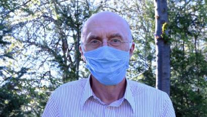 Bild: weu
Dr. Günter Gilch ist einer der Ärzte auf den Plakaten, die mit ihrem Abbild das Tragen von Mund-Nasen-Masken unterstützen.