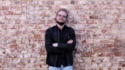 Bild: Dagmar Williamson
Jonas Falkenstein ist in der Amberger Musikszene bereits bekannt. Vor acht Jahren begann sein musikalischer Werdegang. Sein Klavier liebt er am meisten. Jetzt startete der selbständige Physiotherapeut ein deutschlandweites Projekt für Obdachlose: #helpforhomeless.