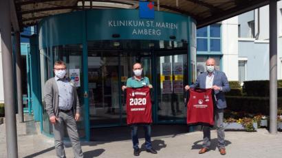 Bild:  Klinikum/Dietl/exb
50 Ehrentrikots gab es jetzt vom 1. FC Nürnberg; v.l. Klinikumsvorstand Manfred Wendl, Reinhard Birner, Personalratsvorsitzender; Sebastian Seifert, Leiter Vertriebsmarketing 1. FC Nürnberg