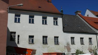Bild: kgg
Die im Haushalt 2020 eingeplanten Investitionen bedeuteten auch ein starkes Signal für die Wirtschaft in der Coronakrise: Darauf hat CSU-Stadtrat Markus Scharnagl hingewiesen. Im Bild die Rückseite des Anwesens Brauhausstraße 2, in dem Wohnungen entstehen sollen.