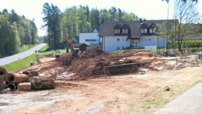 Bild: bkr
Bis September soll das neue Erdbecken, das derzeit am Ortsausgang der Zweifelau entsteht, fertig sein.