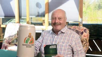 Bild: Gabi Schönberger
Die Krüge hoch: Heiner Nachtmann will Frühlingsfeststimmung via CD vermitteln.