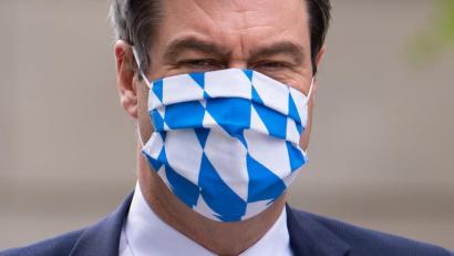 Bild: Sven Hoppe
Blau-weiß liegt vorne. Ministerpräsident Markus Söder sieht Bayern auf einem besseren Weg als den Bund als ganzes. Deshalb lockert das Kabinett die Corona-Beschränkungen weiter.