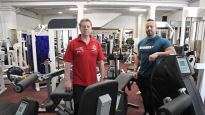 Bild: Petra Hartl
Wolfgang (links) und Raphael Fuchs betreiben ein Fitnessstudio in Amberg. Sie nutzen die Zeit während der Coronapandemie, um die Räume zu streichen, einen neuen Boden zu verlegen und die mehr als 80 Geräte zu warten.