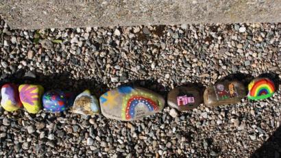 Bild: bjp
Am Kopfende der Weihersberger "Schmunzelstein-Schlange" wünschen die Naturpark-Maskottchen "Butzlkouh und Eicherl" den Passanten Gesundheit und Freude.