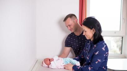 Symbolbild: exb/St.-Anna-Krankenhaus
Auch an den Tagen nach der Geburt dürfen Väter im St.-Anna-Krankenhaus Mutter und Kind besuchen, allerdings aktuell wegen der Corona-Gefahr nur für eine Stunde, mit Schutzmaske und natürlich symptomfrei.