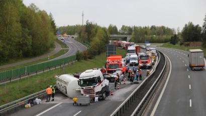 Bild: Roland Wellenhoefer
Auf der Autobahn A93 zwischen Wiesau und Mitterteich Süd war ein Silozug umgekippt. Die Bergungsarbeiten gestalteten sich schwierig.