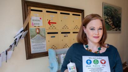 Bild: ubb
Maria Thomas, Inhaberin der Kerzendesignmanufaktur "Arte Maria", hat für eine der Hoffnungskerzen im unterschiedlichen Design ein Gebet als Motiv gewählt. Diese Kerze sei bei den Interessenten nun der Renner, freut sie sich.