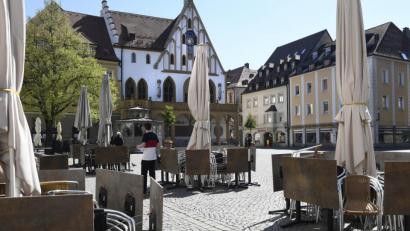 Bild: Petra Hartl
Blauer Himmel über dem Amberger Marktplatz. Die Tische und Stühle der Cafés und Restaurants bleiben trotzdem leer. Noch ist eine Öffnung der Gaststätten nicht in Sicht.