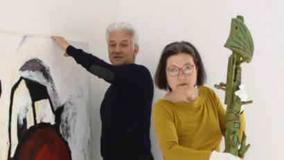 Bild: Michael Scheiner
Die Kunstvermittler Wilma Rapf-Karikari und Ingo Kübler bereiten im neuen Schaulager Werke von Max Bresele und Susanne Böhm für die geplante Eröffnung am 17. Mai vor.