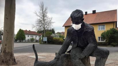 Bild: eik
Skulptur mit Gesichtsmaske in Haselmühl.