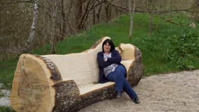 Bild: mmj
Ab sofort mehr Zeit für gemütliche Stunden: Die scheidende Bürgermeisterin Birgit Höcherl freut sich über die Neugestaltung des Spielgeländes beim Moorbad und nimmt auf einer der drei wuchtigen Bänke Platz. Diese hat der städtische Bauhof über den Winter angefertigt.