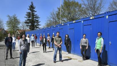 Bild: Petra Hartl
Zum Gruppenfoto mit Corona-Abstand versammeln sich die „Fallermittler“ vor ihren Büros in den blauen Containern auf dem Parkplatz des Gesundheitsamts. Ganz vorne stehen die vier Teamleiter, Anja Onasch, Stephan Pugner, Natalie Aures und Michaela Schmidbauer (von links).