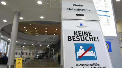 Bild: Petra Hartl
Besuchsverbot und mehr: Im Klinikum St. Marien Amberg wird alles getan, um das Ansteckungrisiko zu minimieren. Dennoch meidet mancher Notfall aus Angst vor Covid das Krankenhaus. Dass kann schlimme Konsequenzen haben.