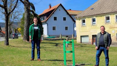 Bild: bsc
Schon viele stattliche Maibäume wurden in die schwere Bodenverankerung aus Eisen und Beton auf dem Dorfanger in Frauenreuth geschoben – in diesem Jahr bleibt sie wegen der Coronakrise leer. Für die im März neu gewählten Vorstände des Schützenvereins Frauenreuth, Wolfgang Schlicht (rechts) und Adrian Härtl (links) wäre es die erste große gesellschaftliche Veranstaltung unter ihrer Leitung gewesen.