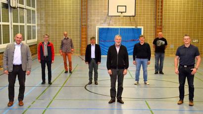 Bild: fjo
Zu den acht Mitgliedern, die dem neuen Marktrat in Tännesberg nicht mehr angehören, zählen auch die beiden Bürgermeister, Max Völkl (links) und Hans-Peter Klünner (vorne, Mitte).