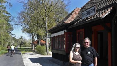 Bild: Petra Hartl
Christa Reis und Bernhard Janner-Reis würden am liebsten gleich loslegen: Die beiden sind die neuen Wirte des Radlbahnhofs Theuern, direkt am Fünf-Flüsse-Radweg. Er soll wieder öffnen, sobald es die Corona-Vorschriften zulassen.