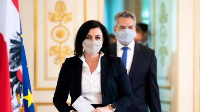 Bild: Georg Hochmuth
Elisabeth Köstinger (ÖVP), Tourismusministerin in Österreich, und Karl Nehammer (ÖVP), Innenminister von Österreich, kommen zu einer Pressekonferenz im Bundeskanzleramt mit Thema "Aktuelles zum Coronavirus".