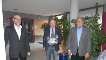 Bild: rn
Karl Lorenz (links) und Klaus Lehl verabschieden "Kapitän" Peter Lehr mit einem "Ostseepräsent".