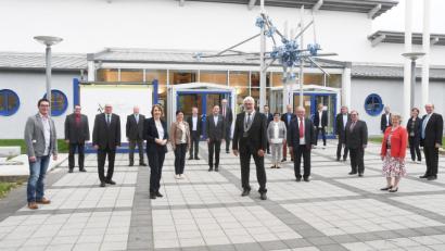 Bild: Gabi Schönberger
Wegen Corona auf Abstand: Der scheidende Bürgermeister Rupert Troppmann (mittig mit Kette) mit seiner „Bootscrew“, dem Neustädter Stadtrat, vor der Stadthalle. Im Rathaus hätten sich die nötigen Infektionsschutzregeln nicht einhalten lassen. Die ausscheidenden Räte haben sich teils über Jahrzehnte in der Kommunalpolitik verdient gemacht. Dafür müsse „Respekt und Hochachtung gezollt werden“, sagte Troppmann