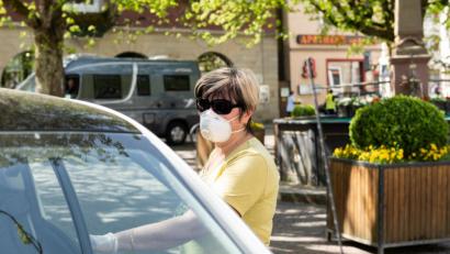 Symbolbild: Silas Stein/dpa
Wer in seinem Auto eine Maske trägt, sollte darauf achten, dass die Augen erkennbar und die Sicht nicht beeinträchtigt ist.