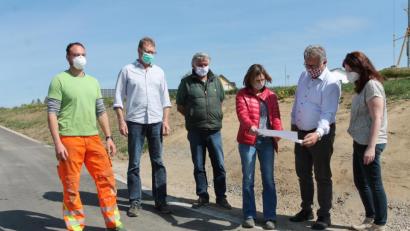 Bild: pi
Bürgermeister Johann Maurer (Zweiter von rechts) legt gemeinsam mit seiner Nachfolgerin Marina Hirnet, Alexandra Völkl, Siegfried Kahl, Josef Vogl und Tobias Dunkl (von rechts) die Standorte der Bäume fest.