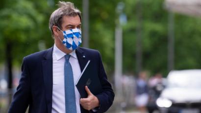 Bild: Sven Hoppe/dpa
Markus Söder (CSU) läuft mit Mundschutz. Das Bayerische Kabinett hat beschlossen, dass die im Freistaat geltenden Ausgangsbeschränkungen bis zum 10. Mai verlängert werden.