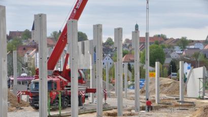 Bild: dob
Die langen und rund sieben Meter langen Betonstelen werden bereits im Boden verankert und lassen die Fläche des späteren Vollsortimenters erkennen.