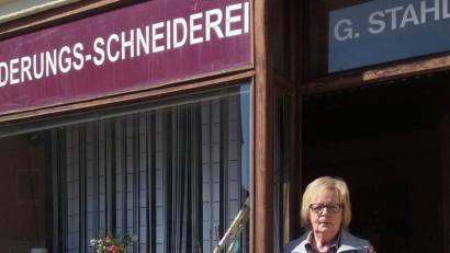 Bild: Hans-Jürgen Stahl/exb
Gerlinde Stahl schließt zum 30. April ihre Schneiderei in der Frauenrichter Straße in Weiden.