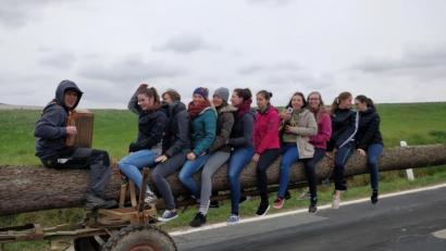 Bild: Michael Weiß/exb
Der Quetschn-Mane (links) in Aktion. So viel Körperkontakt ist heuer nicht möglich. Das Bild enstand bei der Kirwa 2019