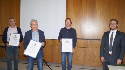 Bild: du
Ehrung in Coronazeiten: Bürgermeister Ernst Lenk (rechts) verabschiedet in der Mehrzweckhalle die aus dem Gremium ausscheidenden Gemeinderäte (von links): Thomas Sommer (18 Jahre), Karl Balk (36 Jahre) und Stefan Koller (18 Jahre).