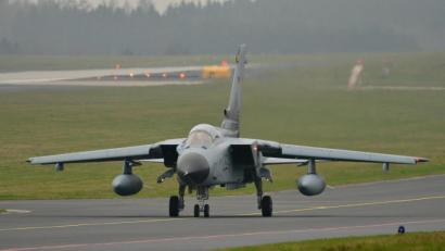 Bild: Harald Tittel
Eine Bundeswehr-Kampfflugzeug vom Typ Tornado rollt auf der Startbahn des Fliegerhorsts Büchel (Kreis Cochem-Zell) in der Eifel. Auf dem Gelände des Bundeswehr-Flugplatzes sollen US-Atombomben lagern.