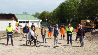 Bild: e
Der Spatenstich zum neuen Skatepark plus Jugendtreff Kümmersbruck fand coronabedingt in "lockerer Runde" statt.