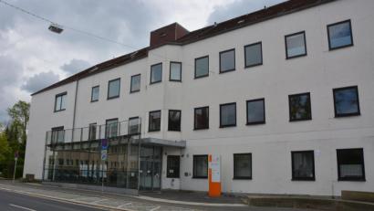 Bild: jr
Menschenleer: Wegen der Coronakrise ist die Orthopädie-Reha im Gesundheitszentrum Waldsassen an der Egerer Straße momentan geschlossen. Wie es in Zukunft für den Standort in der Klosterstadt weitergeht, ist noch nicht bekannt.