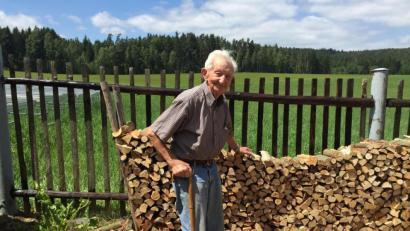 Bild: David Kappauf/exb
Alfred Kappauf aus Fuchsmühl hat das Coronavirus überlebt. Der 98-Jährige ist wieder genesen und wieder in seinem Zimmer im Senioren-Servicehaus. Das Bild zeigt ihn, als er vergangenes Jahr sein Haus mit seinem Enkel David Kappauf besuchte.