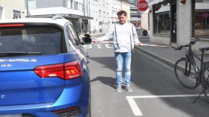 Bild: Gabi Schönberger
Fahrschullehrer Matthias Ponader zeigt’s mit dem Meterstab an: 1,5 Meter muss ab sofort der Abstand betragen, wenn ein Autofahrer einen Radler innerorts überholen will.