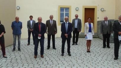 Bild: Portner
Bürgermeister Armin Schärtl (von rechts) verabschiedete bei der Sitzung in der Marienkirche neun Stadträte: Josef Fischer, Martina Grim, Horst Jäger, Johann Greiner, Karl Beer, Peter Haas, Helmut Kummert, Josef Hösl und Marion Schärtl.