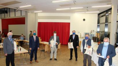 Bild: stg
Bürgermeister Werner Nickl (Zweiter von links) verabschiedete die Stadträte (von rechts) Elmar Bayer, Michael Hautmann, Hans Prieschenk, Markus Lehner und Josef Krauß. Aus gesundheitlichen Gründen fehlte Willi Prieschenk.